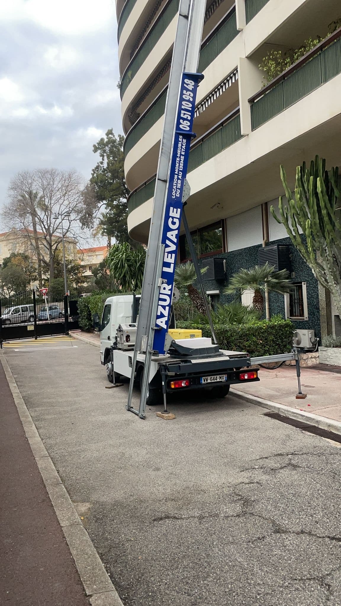 Camion monte-meuble professionnel Azur Levage à Marseille