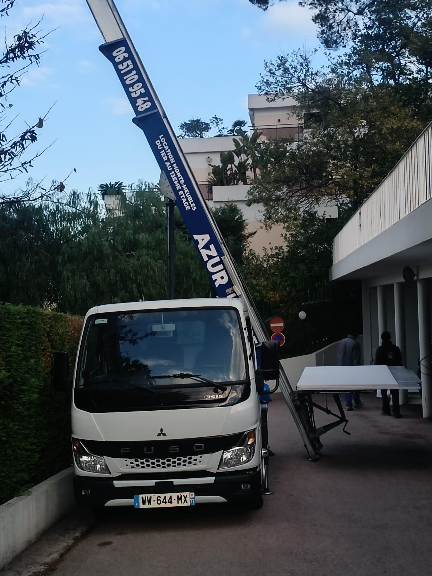 Camion monte-meuble Azur Levage prêt pour une intervention à Cannes