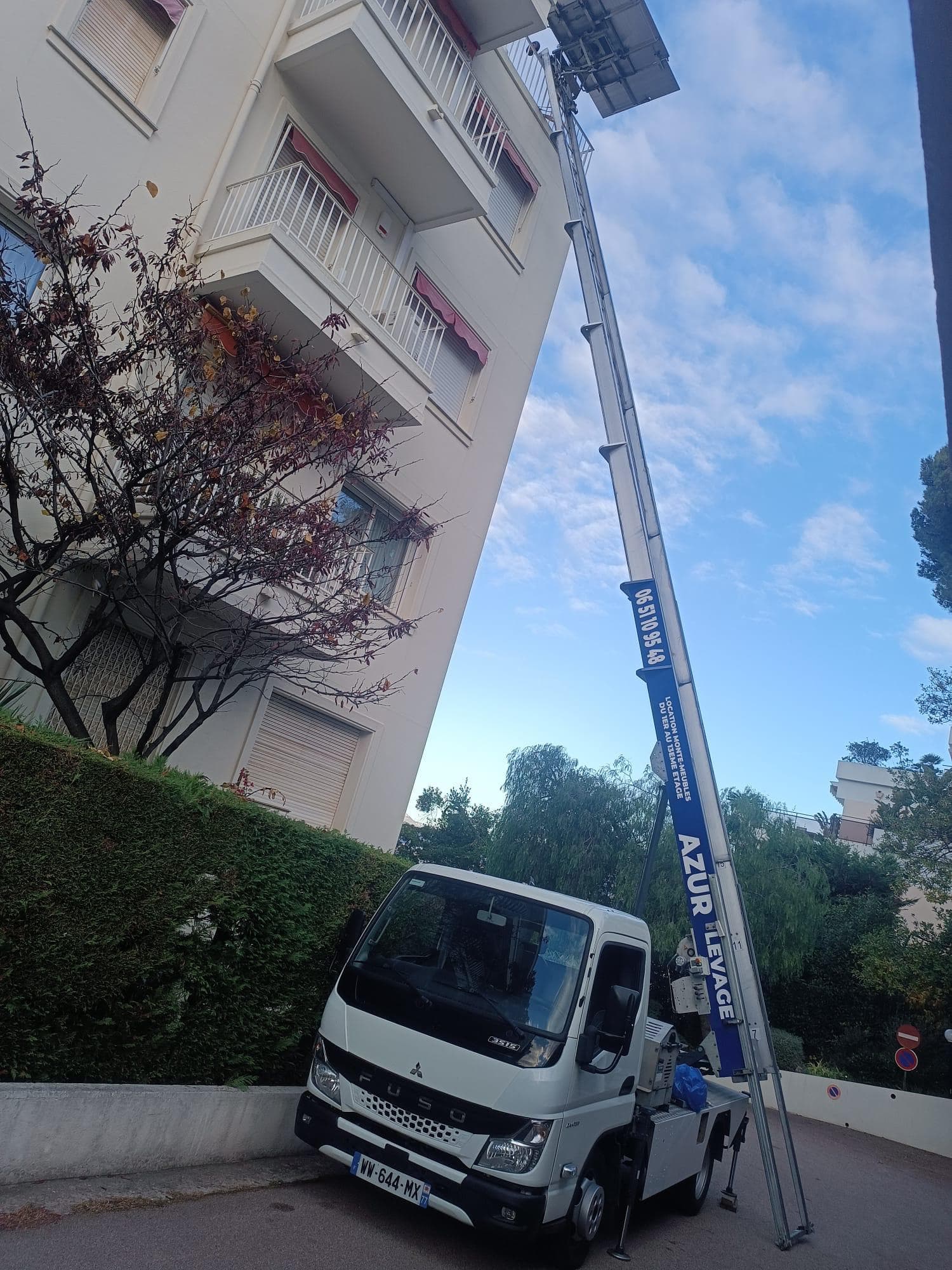 Monte-meuble en levage sur un immeuble de plusieurs étages à Fréjus