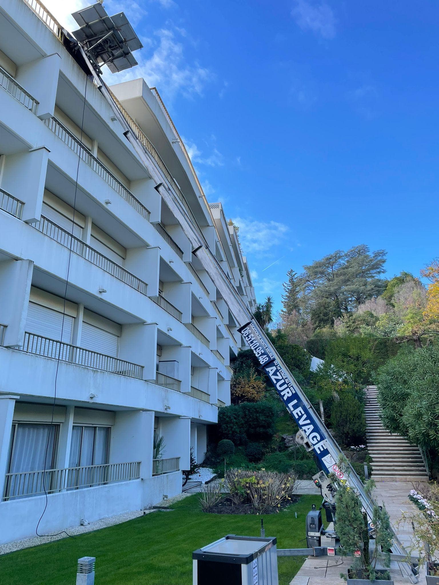 Monte-meuble devant un immeuble résidentiel à Nice - Azur Levage