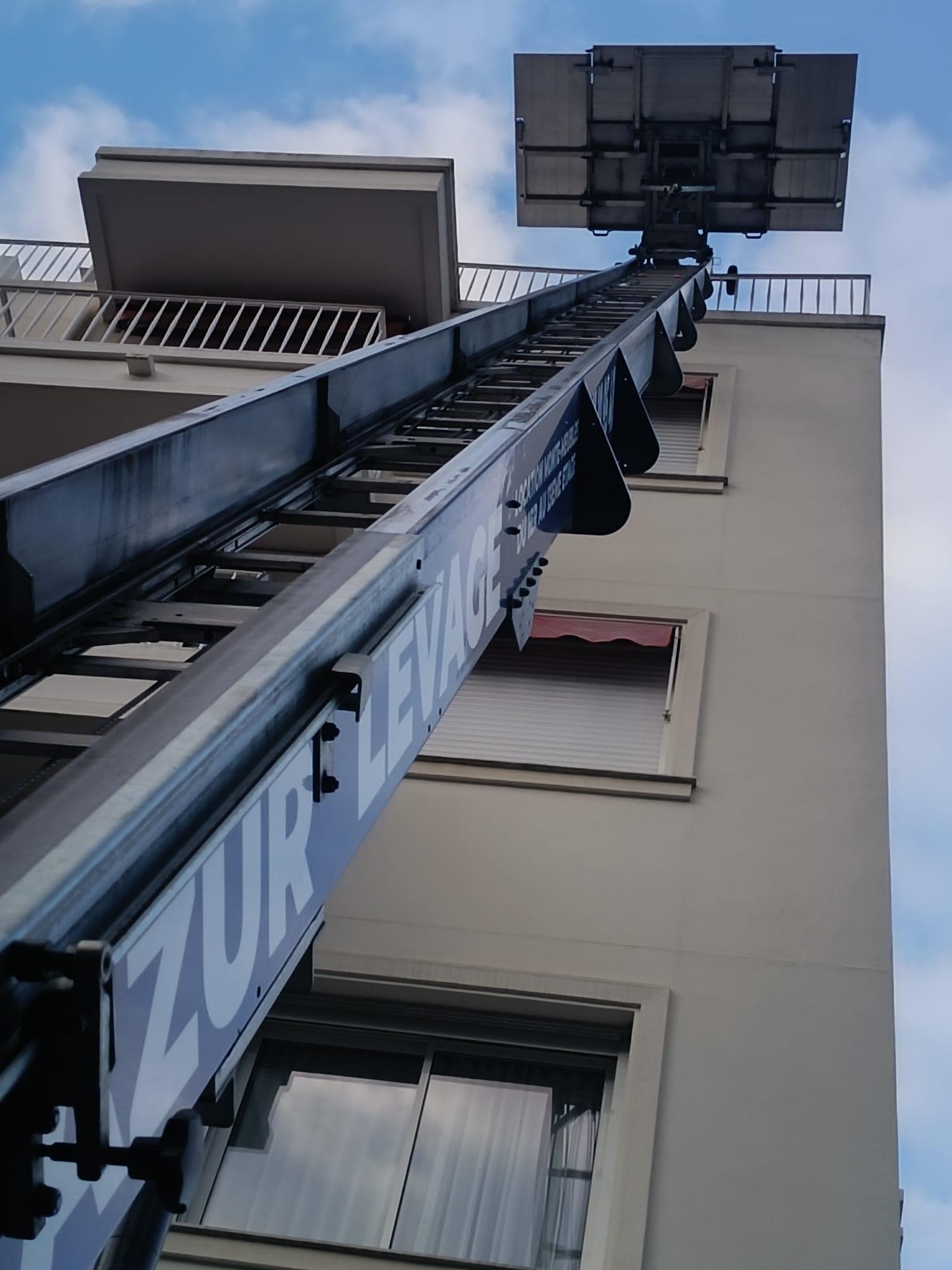 Monte-meuble en action, vue rapprochée de la plateforme de levage