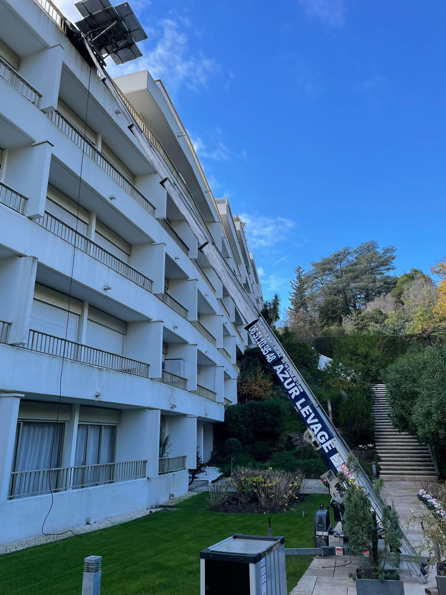 Intervention monte-meuble immeuble blanc